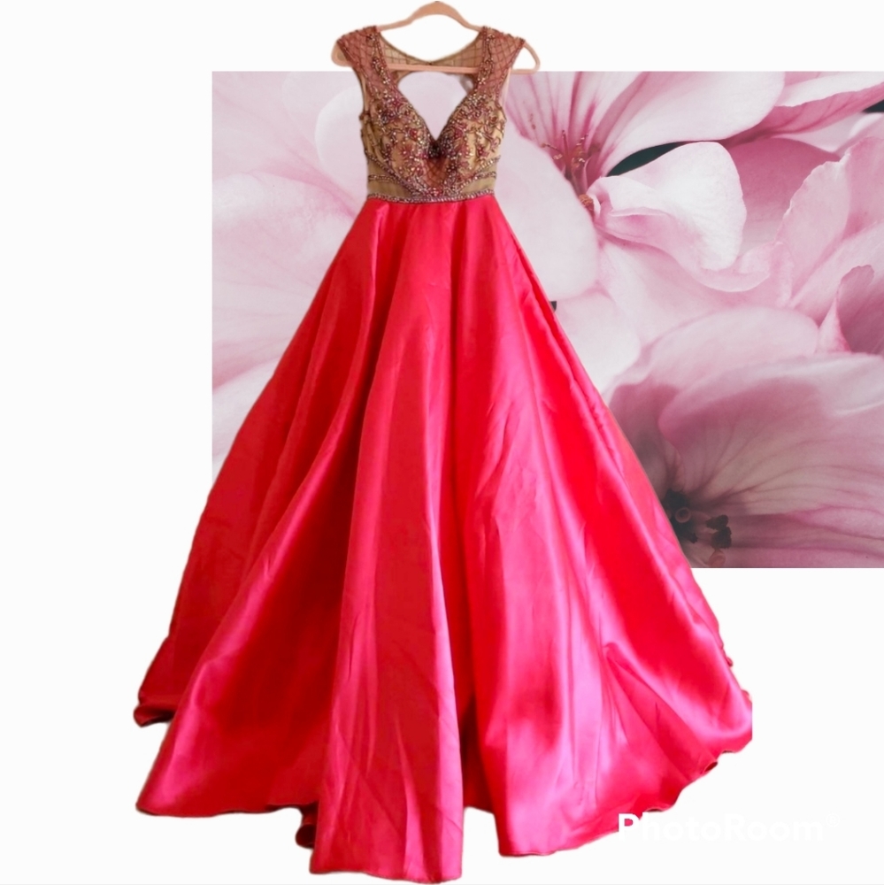 Size 4 Pink, open back princess style gown 👸shinning handbead on top
